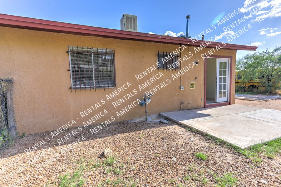 Charming 2-bedroom, 1 bathroom duplex style home with Large Yard! property image