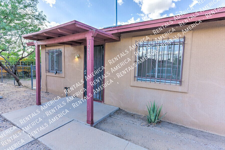 Charming 2-bedroom, 1 bathroom duplex style home with Large Yard! property image