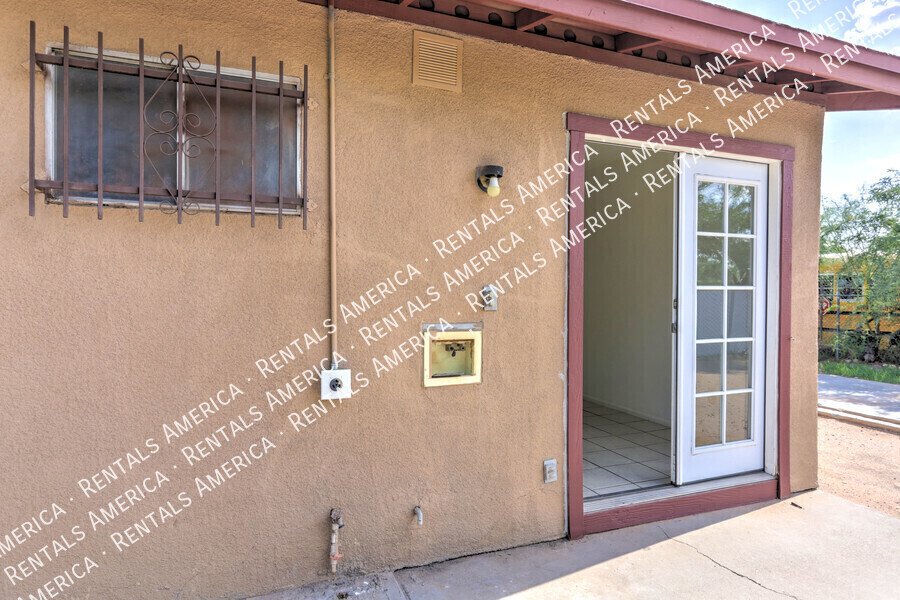 Charming 2-bedroom, 1 bathroom duplex style home with Large Yard! property image