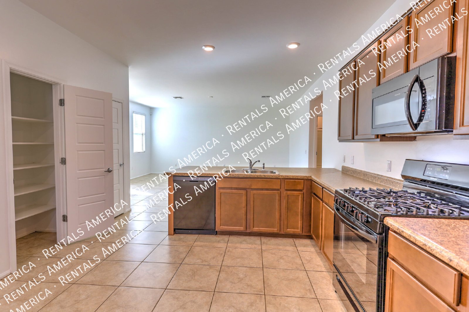 Beautiful 3 bed/2 bath Home with Washer/Dryer Connections! property image