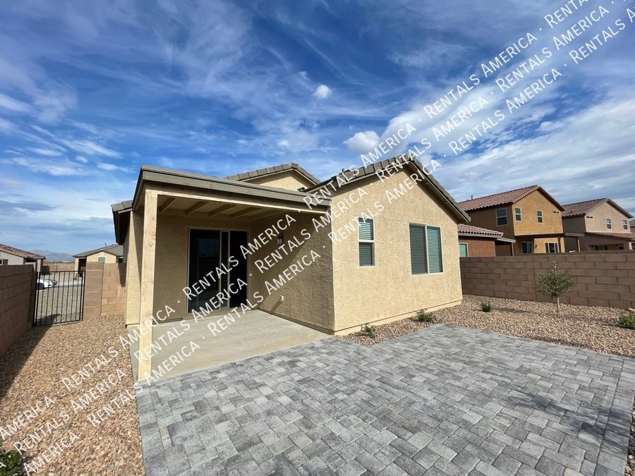 Delightful newer home with neutral color palette property image