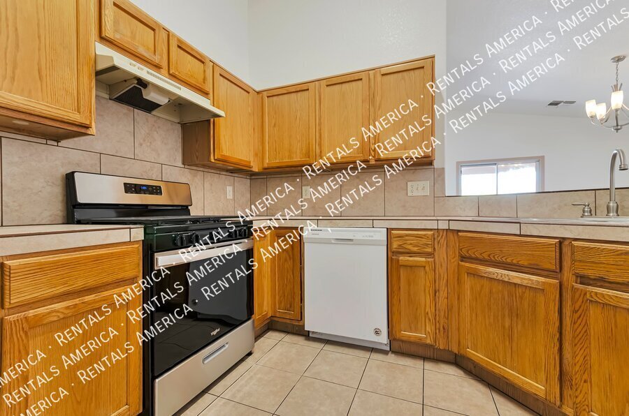 Beautiful home in a great eastside location! Tile throughout. property image