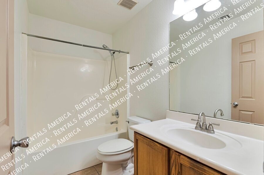 Beautiful home in a great eastside location! Tile throughout. property image