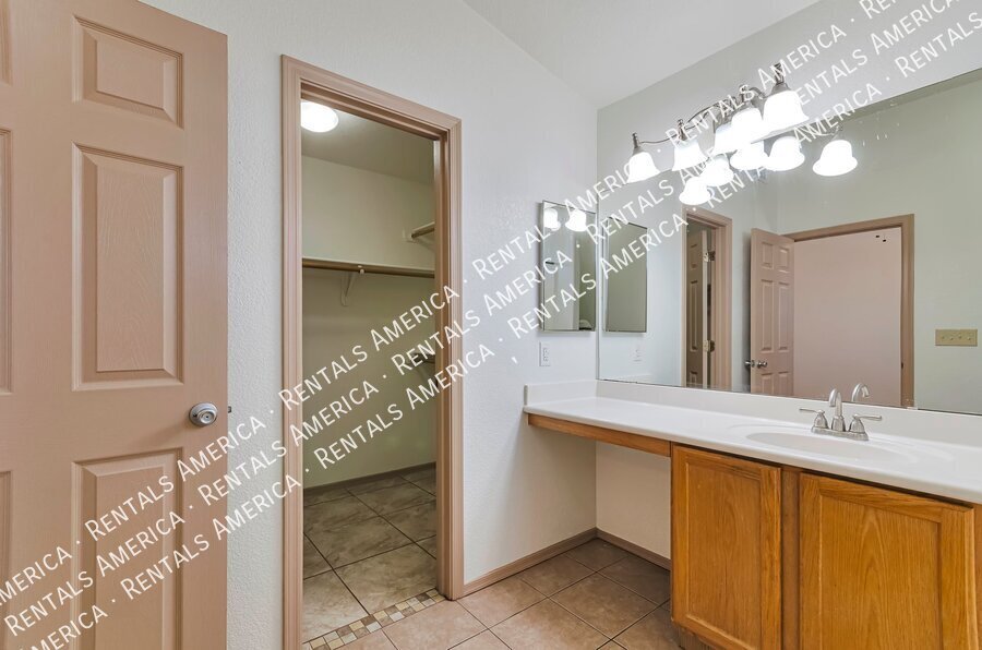 Beautiful home in a great eastside location! Tile throughout. property image