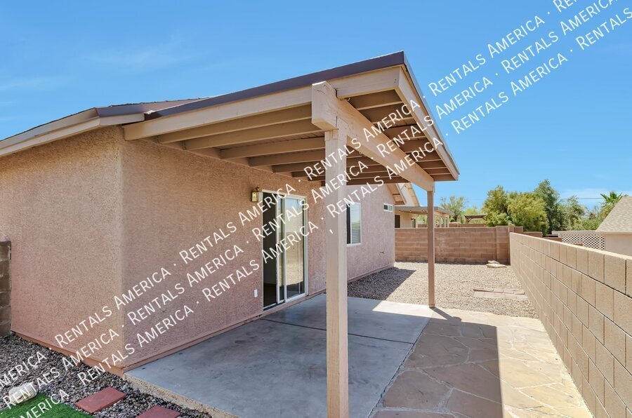 Beautiful home in a great eastside location! Tile throughout. property image