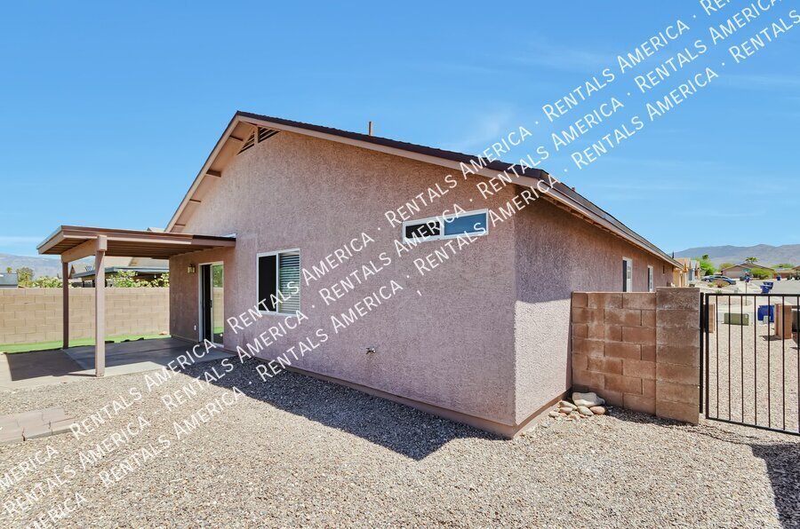 Beautiful home in a great eastside location! Tile throughout. property image